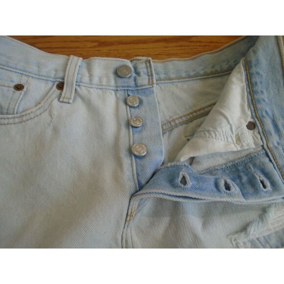 Levis denim cut off shorts light wash size 28 button fly - Picture 2 of 7